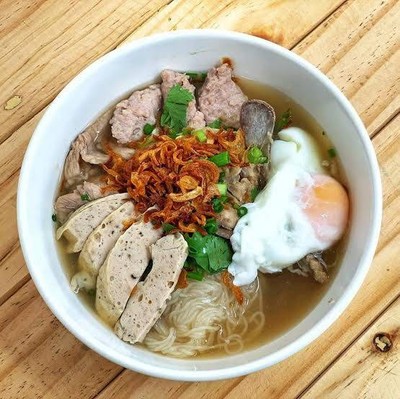 ก๋วยจั๊บญวน พิเศษ ( มีไข่ )