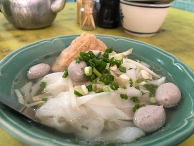 เส้นใหญ่ลูกชิ้นเต้าหู้