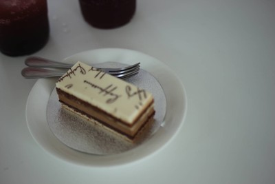 คาปูชิโน่เค้ก ได้รสชาติและกลิ่นกาแฟ ตัดกับเครื่องดื่มดีมาก