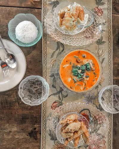 อาหารที่เราสั่ง กินสองคนกำลังดี ต้มยำปลาน้ำข้น ปีกไก่ทอดและเกี๊ยวกุ้ง