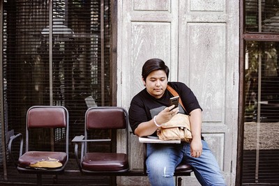 เริ่มหาที่นั่งเย็นๆ รอเวลา มุมไหนใช่ก็นั่งยาวๆไป