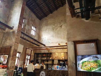 ร้านเพลินวานพาณิชย์ เป็นร้านที่หลายรีวิวแนะนำ โล่งโถงโปร่งสบาย ได้มุมนั่งพักละ