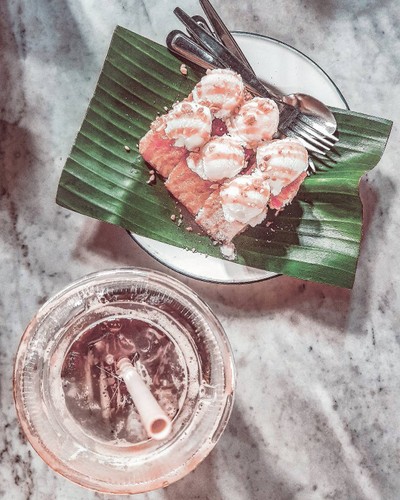 ได้กาแฟซักแก้ว กับขนมปังหวานๆซักจานก็พอประทังให้มีแรงฮึด ฮึดลุกขึ้นมาโพสท่าใหม่