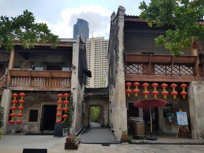 ในมุมกว้างๆของทางเข้า (แอบมีตึกสูงข้างหลังให้ขัดใจอยู่บ้าง)