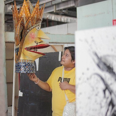 ถ้าเดินต่อมานอกจากร้านต่างๆ ก็ยังมีการแสดงงานโชว์ศิลปะนี่ล่ะที่น่าสนใจ