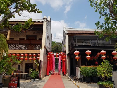 ในความโคมแดง กี่เพ้า ผ้าแดง เหมาะมากกับชุดสีสันมงคล ใครจะมาเตรียมชุดสดๆกันได้เลย