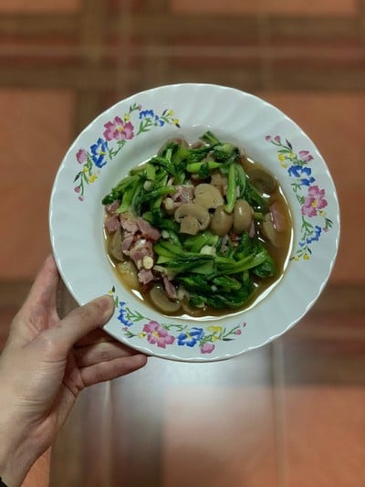 กวางตุ้งผัดเห็ดแชมปิยอง