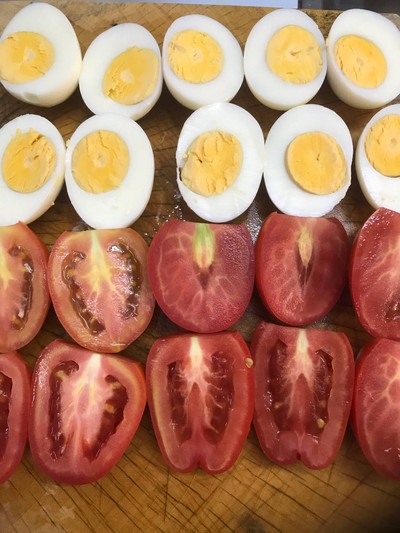 วิธีทำ Tuna salad in egg & tomato cup