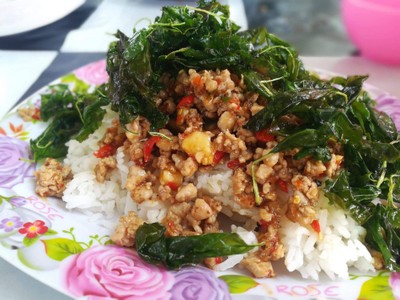 ข้าวผัดกระเพราไข่เยี่ยวม้า