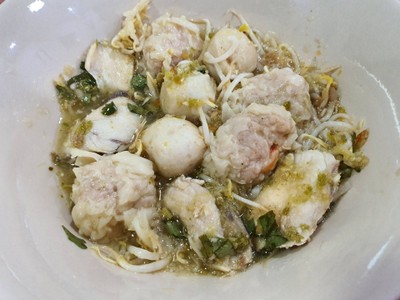 เกี๊ยวกุ้งพริกสดลูกชิ้นปลาปนเนื้อปลา