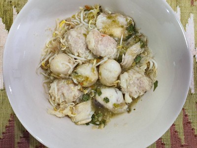 เกี๊ยวกุ้งพริกสดลูกชิ้นปลาปนเนื้อปลา