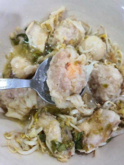 เกี๊ยวกุ้งพริกสดลูกชิ้นปลาปนเนื้อปลา