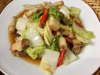 กะหล่ำปลีผัดหมูกรอบ