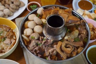 โกเต็ง ก๋วยเตี๋ยวเนื้อตุ๋น หมูตุ๋น สูตรโกเบ ลาดปลาเค้า 72 โกเต็ง ก๋วยเตี๋ยวเนื้อตุ๋น หมูตุ๋น สูตรโกเบ ลาดปลาเค้า 72