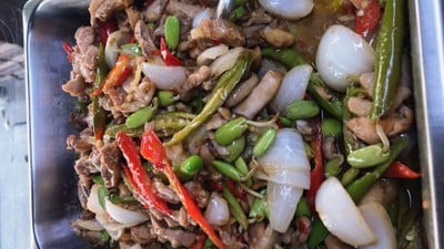 ไก่กะปิผัดลูกเหลียง