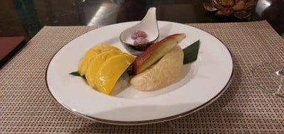 ข้าวเหนียวมะม่วง ผลไม้ ขนมโคน้ำ