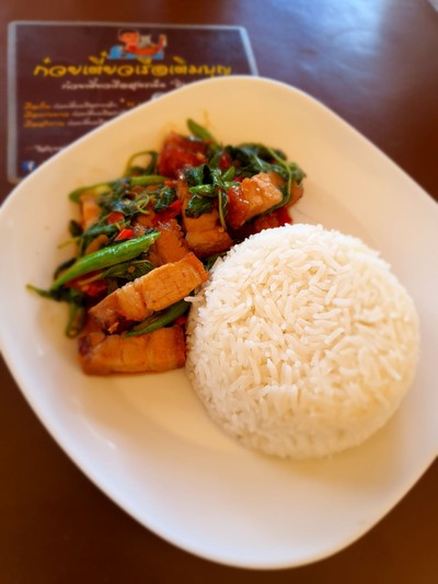 ผัดกะเพราหมูกรอบราดข้าว