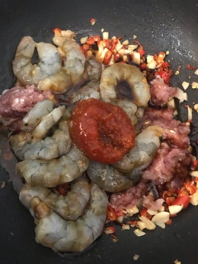 วิธีทำ กะเพรากุ้งห่อไข่ 