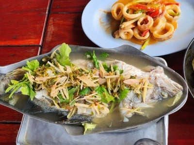 ร้านอาหารเจ้ไพรริมเขื่อนท่าฉลอม