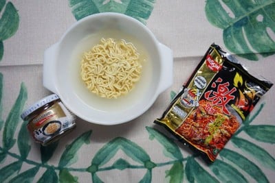 บะหมี่นิชชินรสไก่เผ็ด แซลมอนไข่กุ้ง บะหมี่นิชชินรสไก่เผ็ด แซลมอนไข่กุ้ง