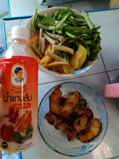 วิธีทำ แกงส้มปลาช่อนทอด วิธีทำ แกงส้มปลาช่อนทอด
