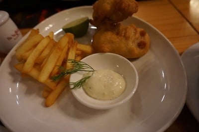 สลัดปลาทอดกับเฟรนช์ฟราย