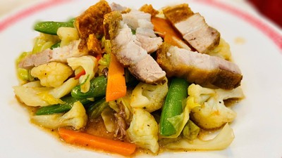 หมูกรอบผัดผักรวม