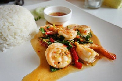 ข้าวกระเพรากุ้ง