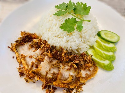 ข้าวหมูกรอบกระเทียมพริกไทย