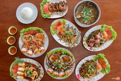 อาหารหลากหลาย ครัวริมทางกลางบ่อ