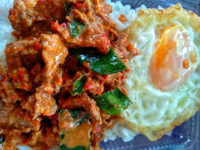 ข้าวพะแนงหมู+ไข่