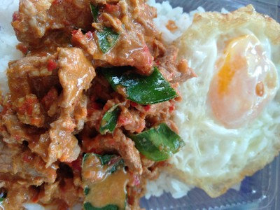 ข้าวพะแนงหมู+ไข่