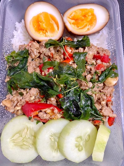 ผัดกระเพราหมูสับไข่ต้มซีอิ้ว