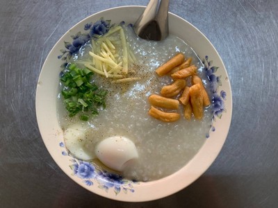 โจ๊กหมูซี่โครงอ่อน ใส่ไข่ลวก