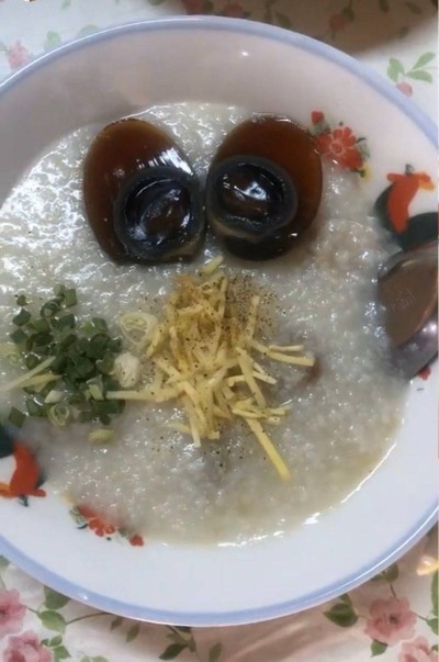 โจ๊กหมูซี่โครงอ่อน ใส่ไข่เยี่ยวม้า