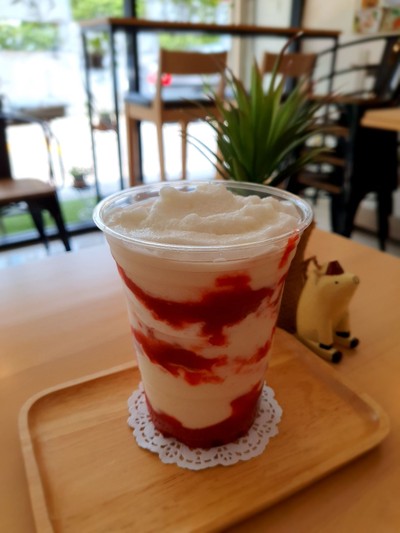 สตรอเบอร์รี่ไวท์ไลน์