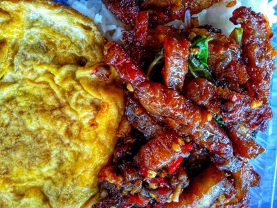 ข้าวผัดกระเพราหมูกรอบ+ไข่