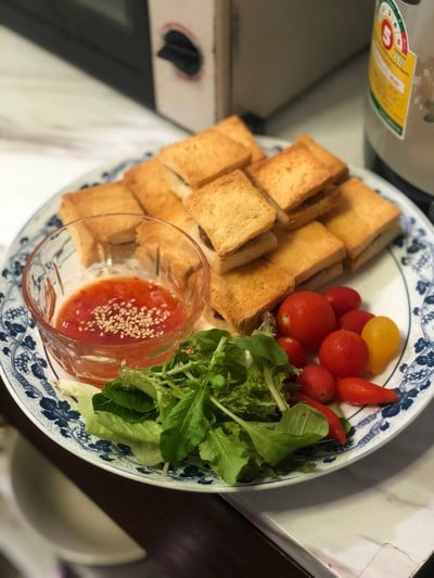 WFH Kitchen: ขนมปังหน้าหมู-กุ้ง (Pork & Prawn Toast)