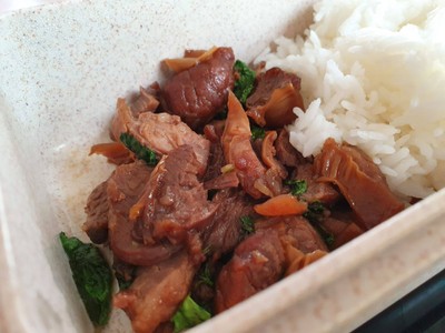 กระเพราหมูตุ๋น