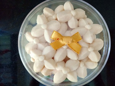 ขนมกลีบลำดวน กล่องเล็ก (45-50 ชิ้น)