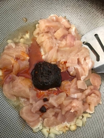 วิธีทำ สันในไก่ผัดน้ำพริกเผา วิธีทำ สันในไก่ผัดน้ำพริกเผา