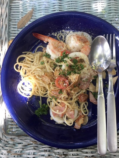 สปาเก็ตตี้ผัดพริกแห้งกระเทียมเบค่อน ทะเล