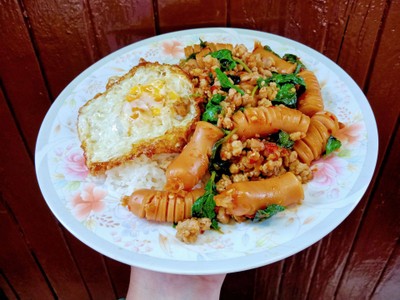 วิธีทำ กะเพราไส้กรอก 🌶️