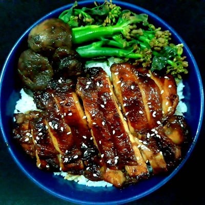 ไก่ย่างหมักด้วยฮอยซินซอสผงพะโล้และน้ำผึ้ง