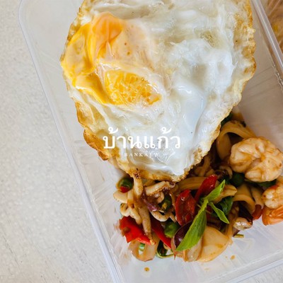 ข้าวกระเพราหมึกกุ้ง ไข่ดาว 😊