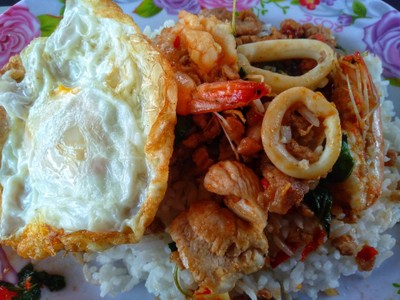 ข้าวกระเพรารวมมิตร+ไข่ดาว