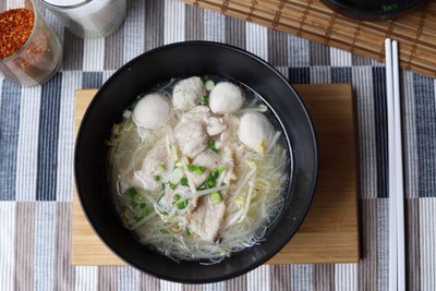 ก๋วยเตี๋ยวแห้งลูกชิ้นหมูกับหมูสด