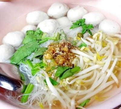 ลูกชิ้นเนื้อหมูล้วนๆ ในน้ำซุปกลมกล่อม หอมกระเทียมเจียว