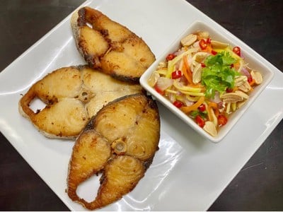 วิธีทำ ยำมะม่วง ปลาอินทรีย์แดดเดียวทอด 