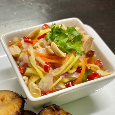 วิธีทำ ยำมะม่วง ปลาอินทรีย์แดดเดียวทอด 